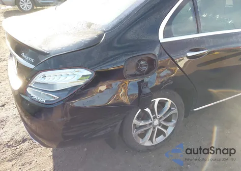 2016 Mercedes-Benz C 300 4Matic z USA, uszkodzony, nr VIN 55SWF4KB0GU164017